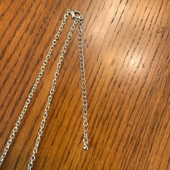 NWOT Beautiful Statement Necklace! Has 11 Rhinestones Surrounded in Gold Tone - Picture 10 of 17